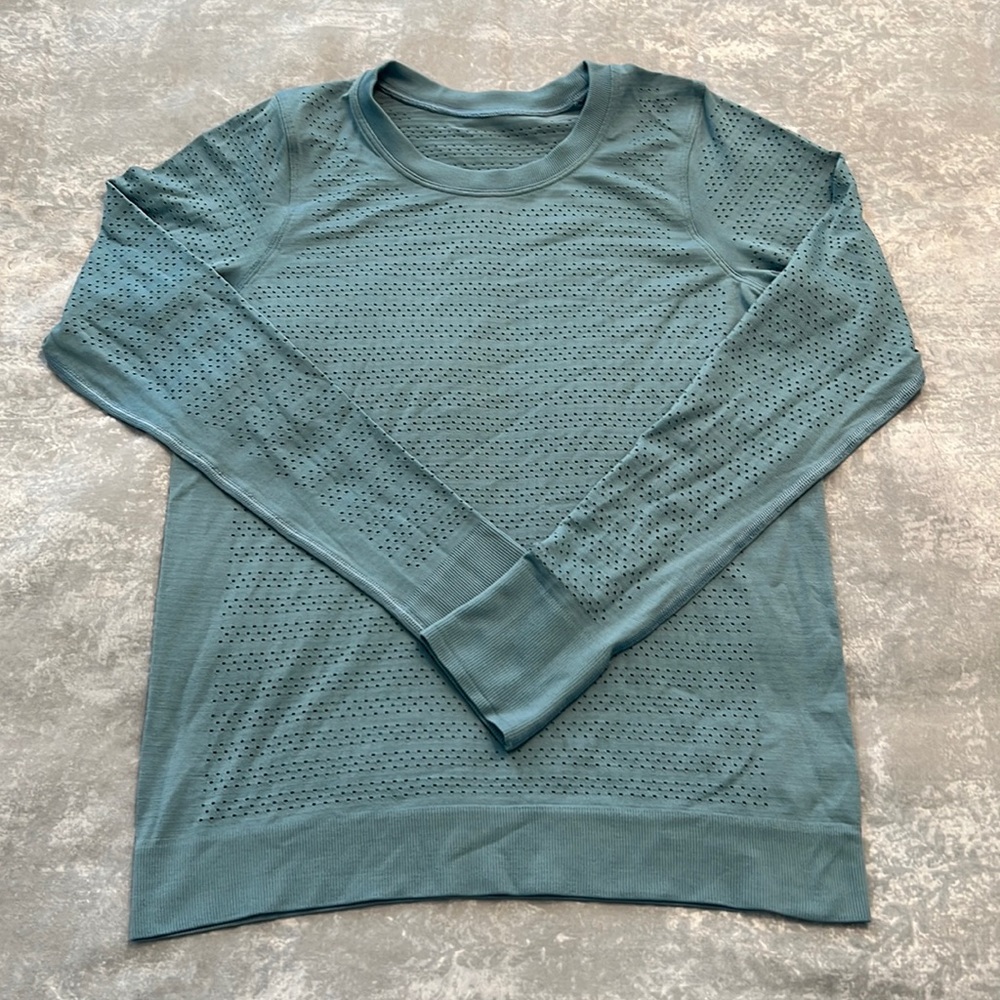 Lululemon Womens size 4 long sleeve breeze by top New without tags